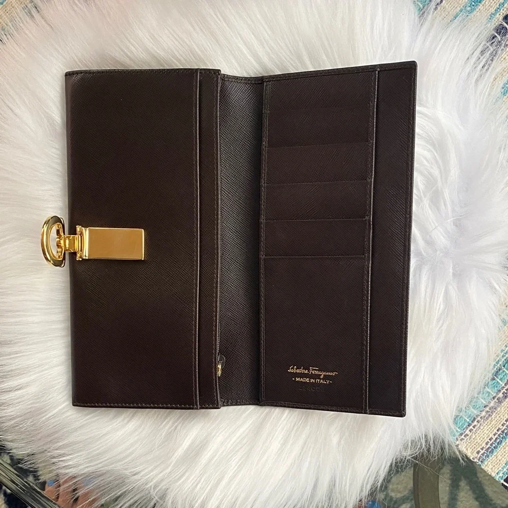 Salvatore Ferragamo Deep brown leather wallet with gold accent - Picture 6 of 16